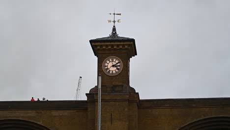 Reparación-En-El-Techo-De-La-Estación-Kings-Cross,-Londres,-Reino-Unido