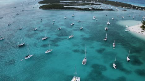 Puerto-Deportivo-De-Veleros-En-Hope-Town,-Elbow-Cay,-Abaco,-Bahamas---Drone-Aéreo