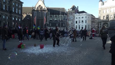 Artista-De-Burbujas-Haciendo-Burbujas-En-Una-Plaza-De-Amsterdam