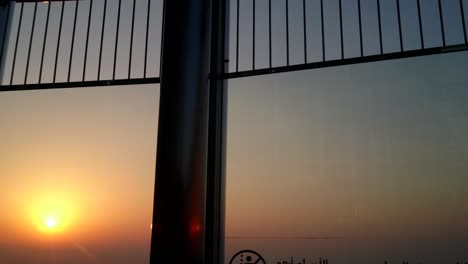 Burj-Khalifa-Dubai-En-La-Parte-Superior-Vista-Del-Atardecer-Desde-La-Plataforma-De-Observación-Al-Aire-Libre-Del-Piso-Superior