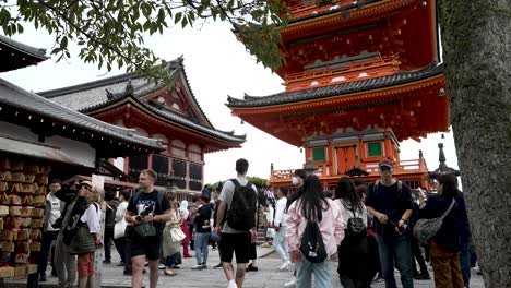 Multitudes-Ocupadas-Caminando-Junto-A-Kiyomizu-dera-Sanjunoto-Y-Zuigudo