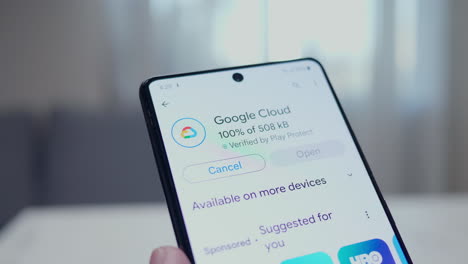 Nahaufnahme-Einer-Person,-Die-Die-Google-Cloud-Anwendung-Auf-Einem-Smartphone-Installiert