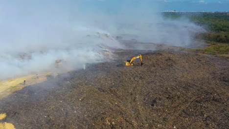 Aéreo,-Seguimiento,-Disparo-De-Drones-De-Los-Bomberos-Usando-Una-Excavadora-Para-Combatir-Un-Incendio-Forestal,-Humo-Que-Se-Eleva-En-La-Naturaleza-Destruida,-Día-Soleado,-En-La-Selva-Amazónica,-Brasil,-Sudamérica