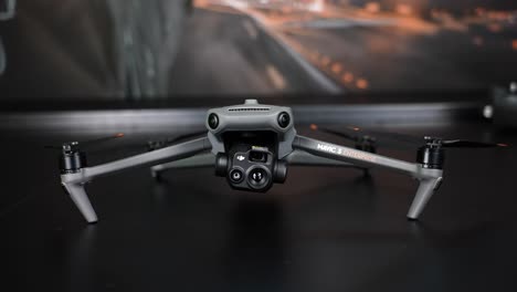 DJI-Mavic-3-Enterprise-Kommerzielle-Drohne-Auf-Schwarzem,-Mattem-Tisch-In-öffentlicher-Vitrine