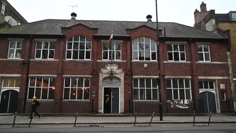 Walking-past-Canolfan-Cymry-Ljundain-London-Welsh-Centre,-United-Kingdom