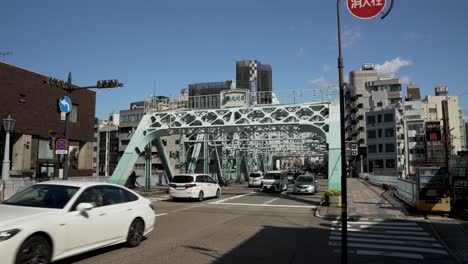 Tráfico-Que-Pasa-Por-El-Puente-Saigawa-Ohashi-En-Kanazawa,-Japón,-A-Lo-Largo-De-La-Ruta-Nacional-157.