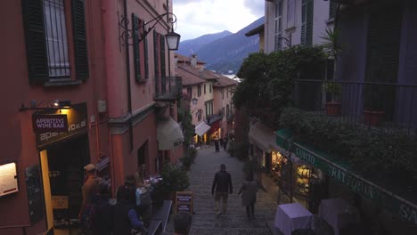 Hora-Azul-En-La-Ciudad-De-Bellagio,-Cerca-Del-Lago-De-Como.