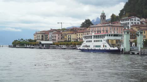 Fähre-Wartet-Auf-Passagiere-In-Der-Stadt-Bellagio-In-Der-Nähe-Des-Comer-Sees