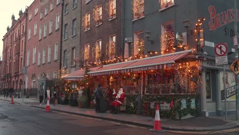 Entrance-to-The-Ginger-Man-Pub-in-Dublin,-Ireland