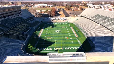 Drone-Aéreo-Volando-Bajo-Sobre-El-Estadio-De-Fútbol-De-La-Universidad-Estatal-De-Colorado-En-Fort-Collins,-Colorado,-Estados-Unidos-En-Un-Día-De-Invierno