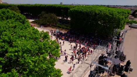 Revelación-Aérea-De-Los-Participantes-Del-Desfile-Del-Orgullo-Gay-Celebrando-Y-Actuando-Al-Aire-Libre.