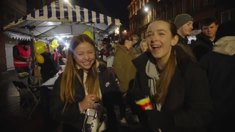 Las-Adolescentes-Se-Deleitan-Con-El-Ambiente-Animado-Del-Evento-De-Luces-Navideñas.