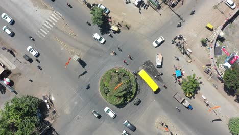 La-Cámara-Aérea-Del-Amanecer-Con-Drones-Se-Mueve-Hacia-Arriba-Y-Muchos-Vehículos-Van-En-Autobús,-Camión-Rickshaw,-Bicicleta