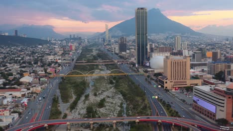 La-Santa-Catarina-Corta-Por-La-Mitad-La-Ciudad-De-Monterrey