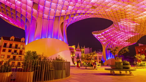 Timelapse-De-Turistas-Cautivados-Por-La-Iluminación-Del-Parasol-Metropol