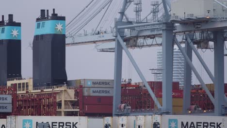 Riesige-Kräne-Beladen-Maersk-Frachtschiff-Mit-Schiffscontainern-Im-Hafen
