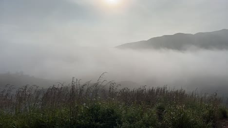 Las-Montañas-No-Son-Visibles-Debido-A-La-Niebla-Cinematográfica-En-Timelapse.