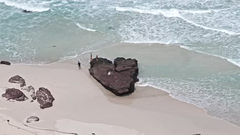 Playa-Con-Una-Roca-En-Forma-De-Corazón,-Familia-En-La-Roca-En-Forma-De-Corazón-Tomando-Fotografías