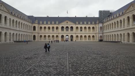 Patio-Del-Museo-De-Les-Invalides-En-París-En-Un-Día-Nublado-Y-Sombrío-En-Aurumn