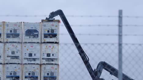 Maersk-Container-Wird-Mit-Einem-Mobilkran-Im-Hafen-Transportiert