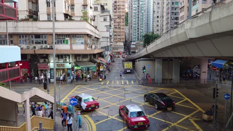 El-Tráfico-Gira-A-La-Izquierda-En-La-Carretera-Tong-Shui-Con-El-Paso-Elevado-Arriba-En-North-Point,-Hong-Kong