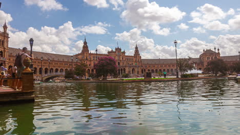 Zeitraffer-Von-Touristen,-Die-Mit-Ruderbooten-Durch-Die-Plaza-De-España-In-Spanien-Rudern