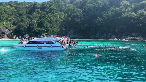 Touristen-Schnorcheln-Auf-Den-Similan-Inseln-In-Phuket,-Thailand