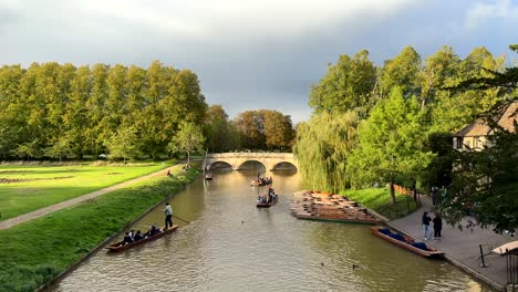 River-Cam-En-Cambridge-Con-Puente-Y-Botes-De-Batea-En-Inglaterra