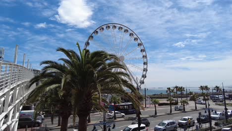 Vista-De-La-Noria-Y-La-Costa-De-Ciudad-Del-Cabo-En-El-Paseo-Marítimo