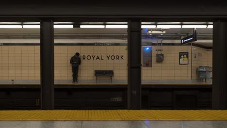 Trenes-Que-Llegan-Y-Salen-De-La-Plataforma-Del-Metro-Ttc-En-Toronto,-Lapso-De-Tiempo