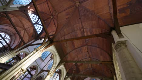 Mirando-Hacia-El-Techo-De-Madera-De-La-Famosa-Iglesia-Antigua,-Un-Hito-Turístico-En-Amsterdam