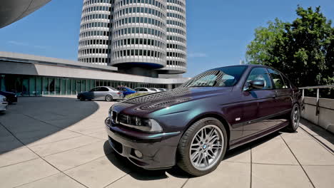 Vista-Temporal-Del-Automóvil-Bmw-M5-E39-Morado-En-Exhibición-En-El-Museo-De-Munich-Para-Visitantes,-La-Exposición-Conmemora-Los-50-Años-Del-Bmw-M