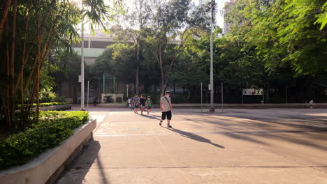 Gente-Caminando-En-El-Patio-Jardín-De-Un-Apartamento-Sencillo