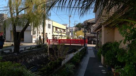 Famosa-Calle-Perry-En-Japón-Con-Poca-Gente-En-Un-Día-Soleado