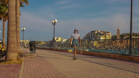 Timelapse-De-Turistas-En-El-Paseo-Marítimo-De-Popeye-Village,-Malta.