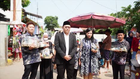 A-traditional-Indonesian-wedding,-and-in-the-early-morning-the-groom’s-family-arrive-at-the-house-of-the-bride