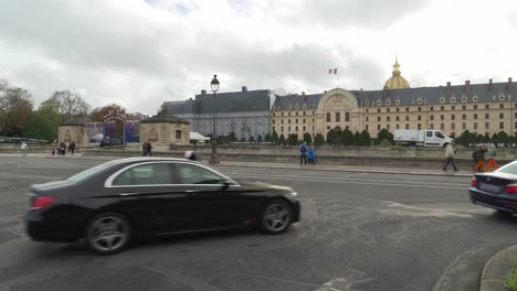 Die-Gebäudegruppe-Im-7.-Arrondissement-Von-Paris,-Frankreich,-Ist-Als-Hotel-Les-Invalides-Bekannt,-Das-Offiziell-Als-L&#39;Hotel-National-Des-Invalides-Bekannt-Ist