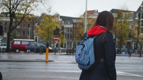 Handaufnahme-Einer-Studentin,-Die-Durch-Eine-Straße-In-Amsterdam-Geht