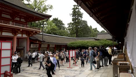 Multitudes-Ocupadas-Caminando-Por-El-Patio-Del-Santuario-Kasuga-Taisha