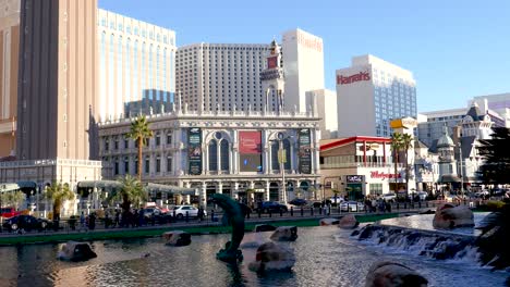 Vista-Brillante-A-La-Luz-Del-Día-Del-Strip-De-Las-Vegas-Con-Los-Hoteles-Venetian-Y-Harrah&#39;s,-Con-Cielos-Azules-Claros-Y-Un-Ambiente-Animado.