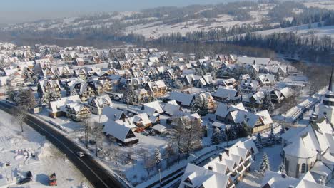 Panorama-Aéreo-Del-Tradicional-Pueblo-De-Montaña-En-Polonia-En-Invierno-Nevado