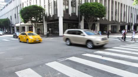 Metro-Autobús-Circulando-Por-Las-Calles-De-La-Ciudad