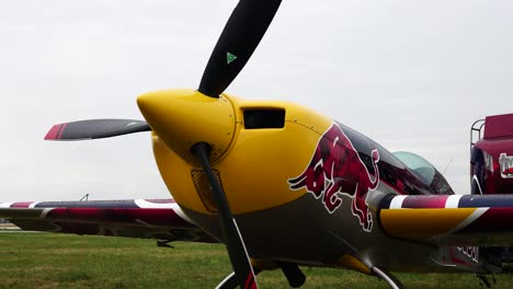 Nahaufnahme-Des-Außendesigns-Und-Des-Vorderen-Propellers-Eines-Geparkten-Kunstflugzeugs