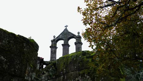 Alte-Architektonische-Struktur,-Die-Den-Eingang-Eines-Katholischen-Klosters-Mit-Einem-Christlichen-Kreuz-Zeigt