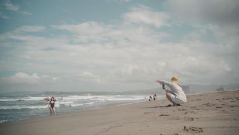 Sauberer-Strand-In-La-Union-Mit-Leuten,-Die-Fotos-Mit-Einem-Handy-Machen,-Philippinen