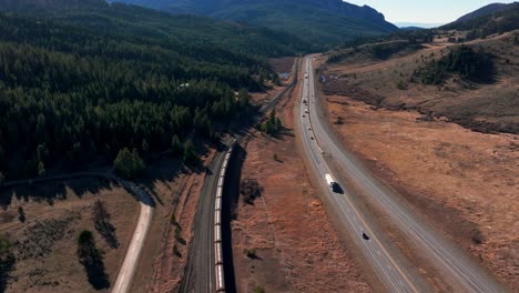 BNSF-Eisenbahnzug,-Der-Durch-Die-Bäume-In-Montana-Fährt