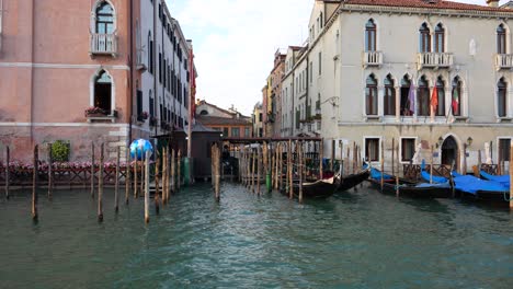 Bei-Der-Traghetto-Fahrt-Auf-Dem-Canal-Grande-Beschützen-Gondoliere-Ihre-Gondeln-Vor-Sonne-Und-Regen