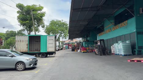 Vista-Panorámica-De-Un-Almacén-Industrial-De-Comestibles-Cerca-De-Taman-Molek,-Johor-Bahru,-Malasia