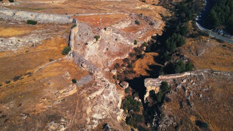 4K-Drohnenvideo-Aus-Der-Luft-Des-Antiken-Theaters-Der-Römischen-Stadt-Hierapolis-In-Pamukkale,-Türkei