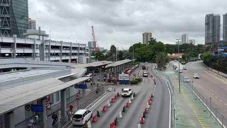 Pasajeros-Esperando-El-Transporte-Público-Fuera-De-La-Estación-Central-De-Johor-Bahru-En-Malasia